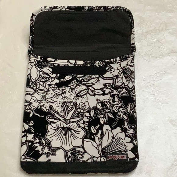 Jansport DIGITAL SLEEVE 2.0- Wht/Blk Crayon Flower - Picture 3 of 6